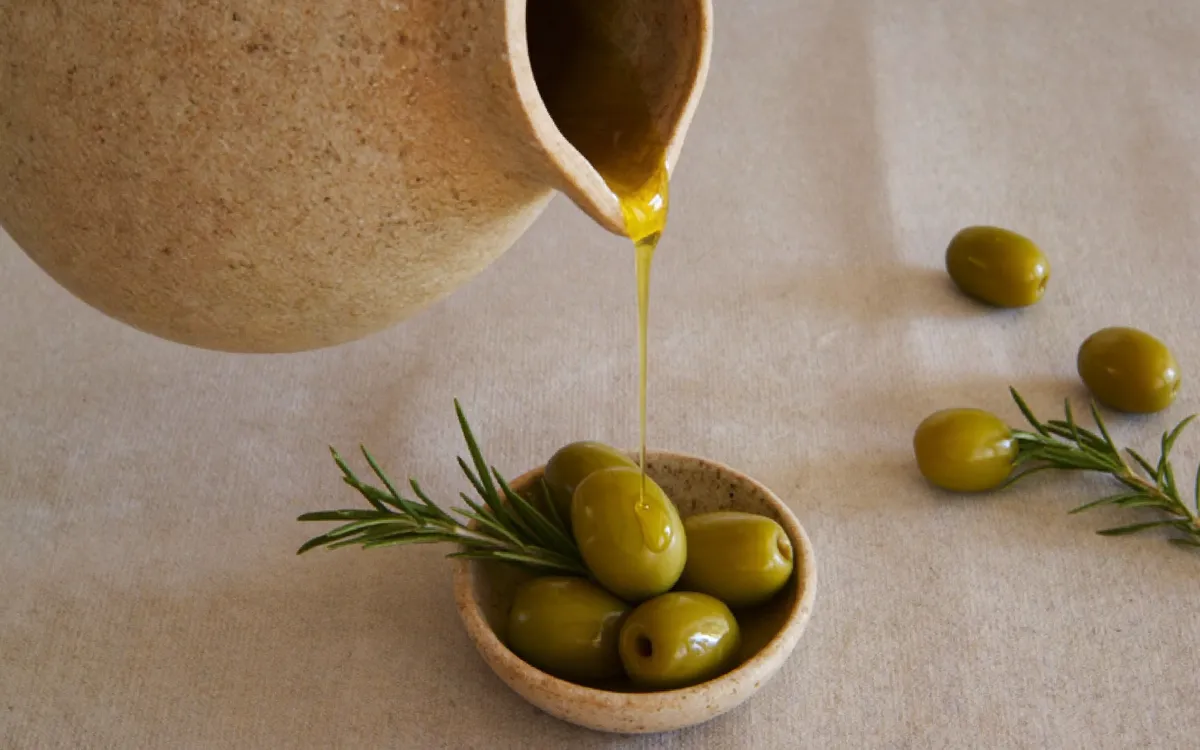 Huile d'olive de Camargue versée dans un bol, idée de cadeau gourmand